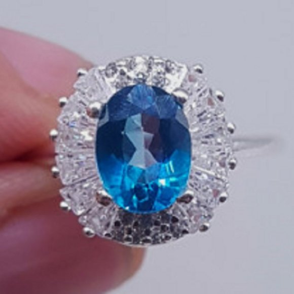 Beautiful Blue topaz and silver ring size 6.5 - Picture 2 of 4